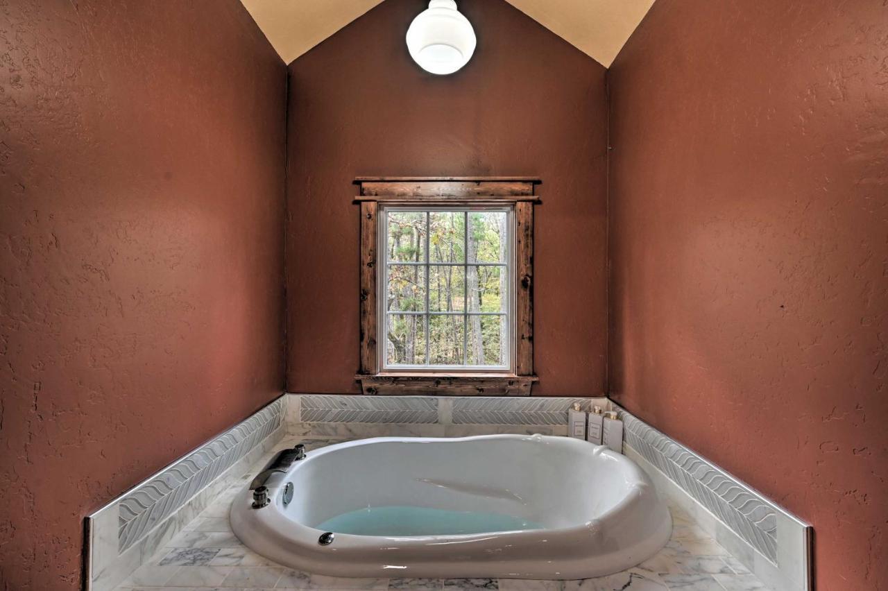 Tudor-Style Broken Bow Cottage With Hot Tub And Decks! Stephens Gap Kültér fotó